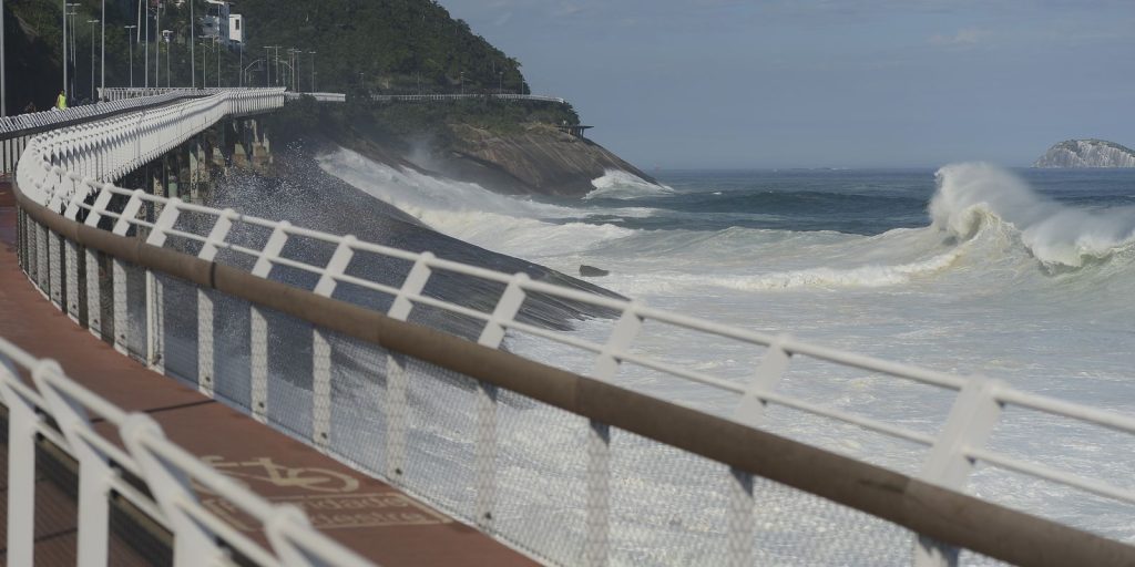 Rio de Janeiro tem aviso de ressaca; ciclovia Tim Maia é fechada
