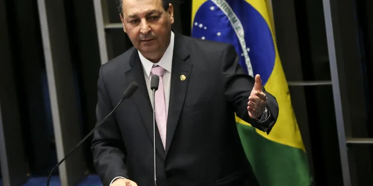 Relator da CCJ rejeita emendas da oposição que buscavam manter 6×1