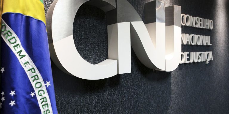 CNJ faz operação em gabinete de desembargador ligado a Nunes Marques