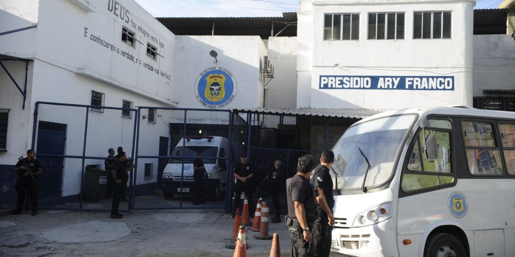 Sistema prisional transfere bilhões em custos para famílias de presos