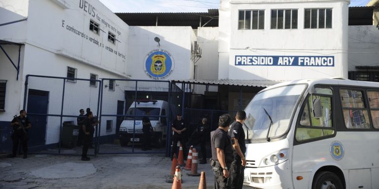 Sistema carcerário transfere bilhões em custos para famílias de presos