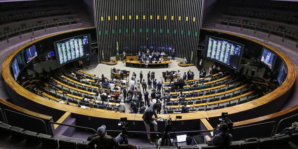 MP da "taxa das blusinhas" é aprovada na Câmara e vai ao Senado