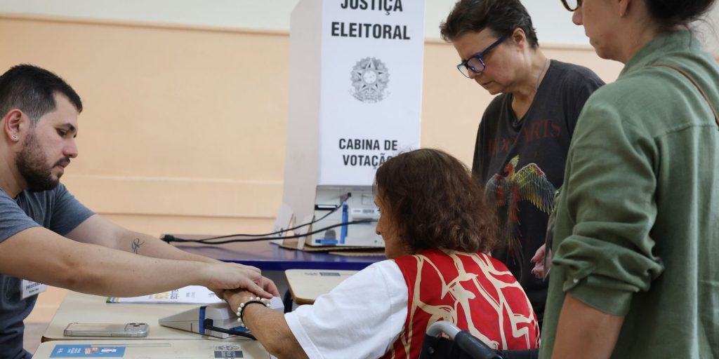 Primeiro turno contou com 43% mais eleitores de ao menos 70 anos