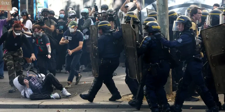 Adolescentes franceses fazem mais um dia de protestos sobre escolas
